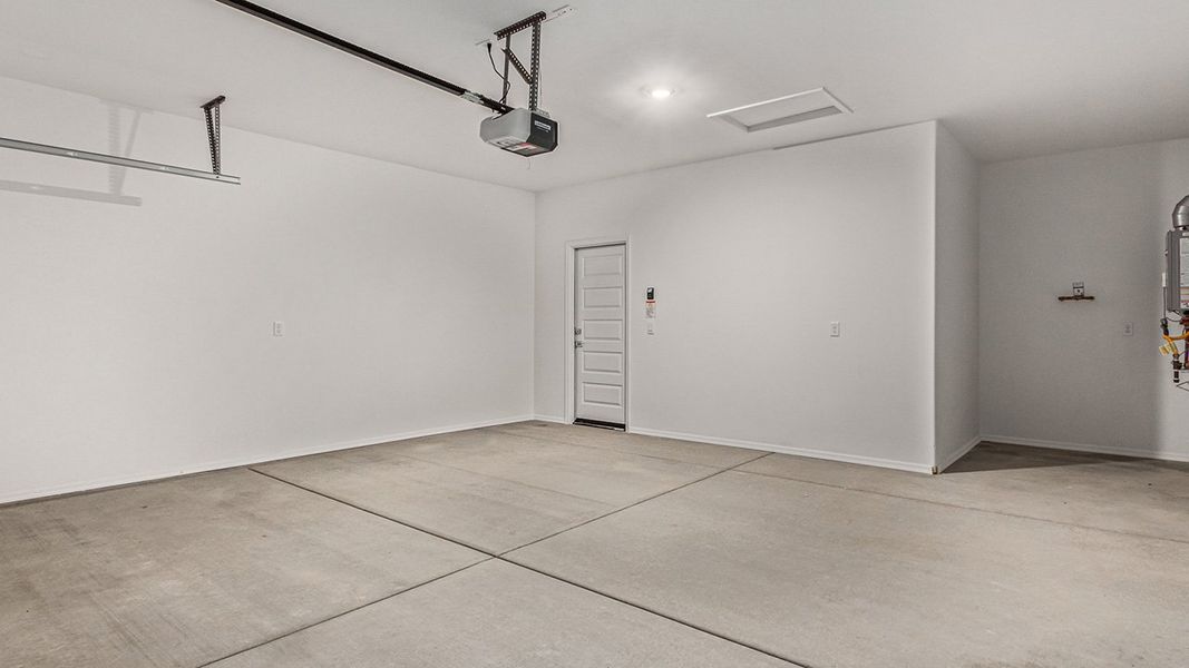 Spacious, unfurnished interior of a new home in Barnett Village, Marana (Image 41).
