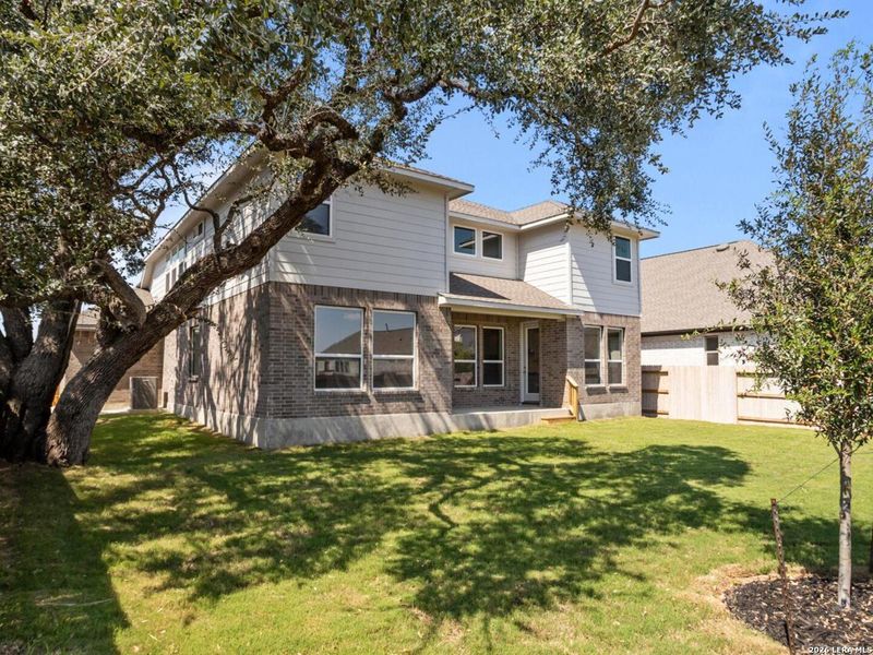 Exterior details and patio area of a home in Stillwater Ranch, San Antonio (Image 4).