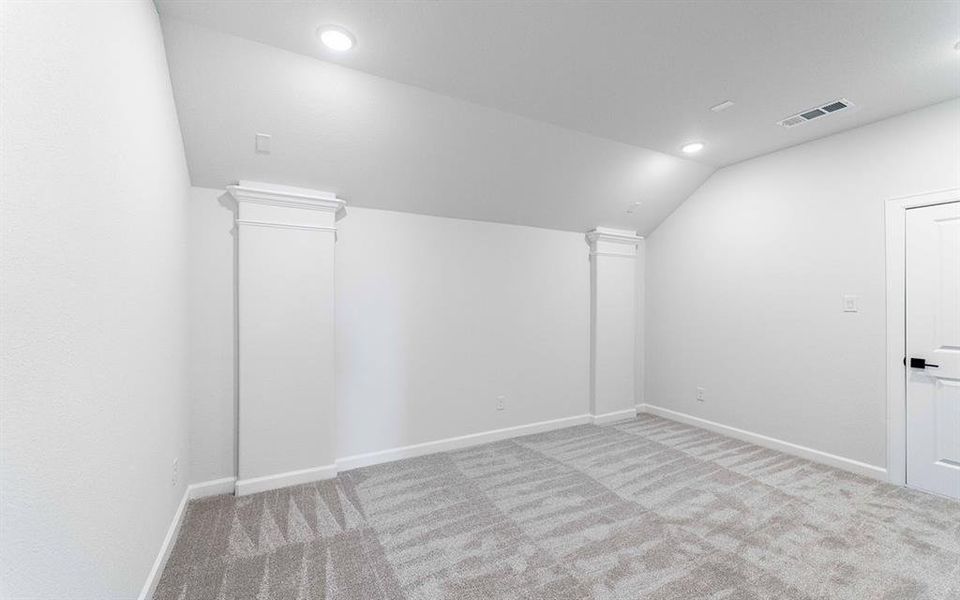 Spacious, unfurnished interior of a new home in Heath Golf & Yacht Club, Heath (Image 20).
