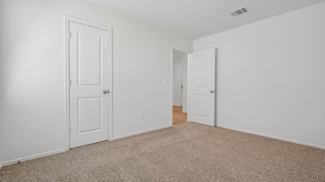 Spacious, unfurnished interior of a new home in Durango, Mustang Ridge (Image 35).
