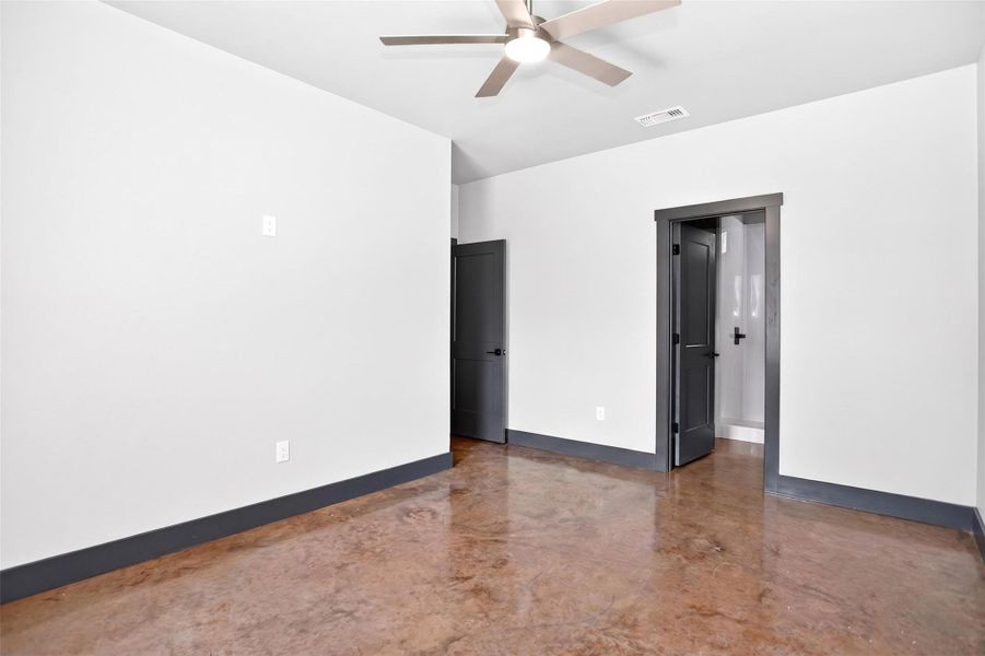 Spacious, unfurnished interior of a new home in , Nacogdoches (Image 13).