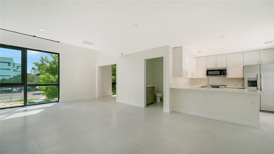 Spacious, unfurnished interior of a new home in , Sarasota (Image 18).