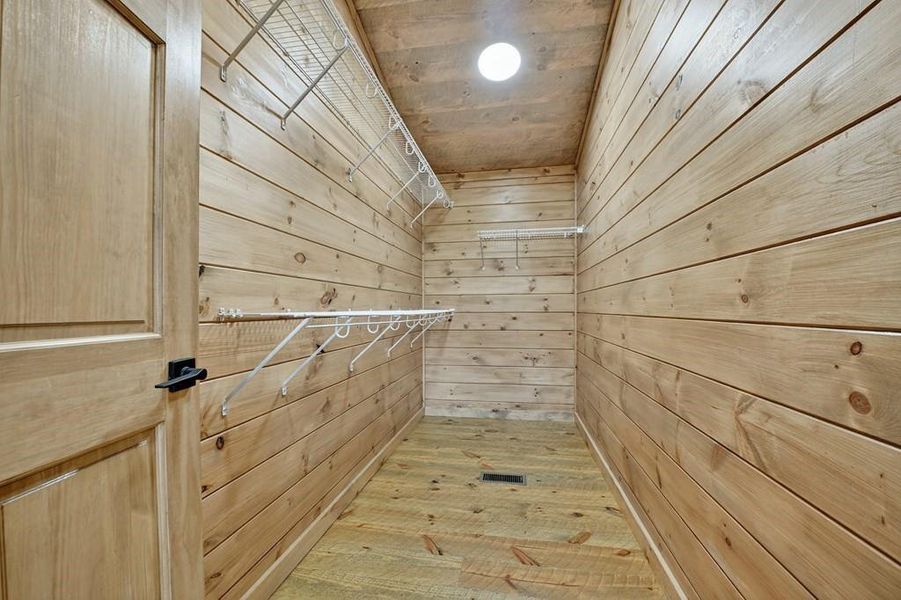 Spacious, unfurnished interior of a new home in , Blue Ridge (Image 17).