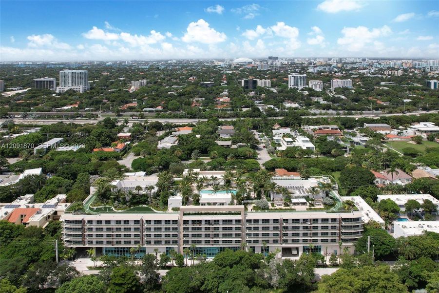 Condo located in Miami, FL showcasing its design and architecture (Image 33).