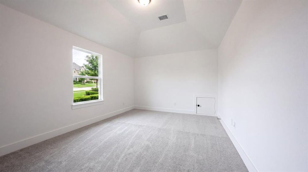 Spacious, unfurnished interior of a new home in Edgewood Creek, Celina (Image 27).