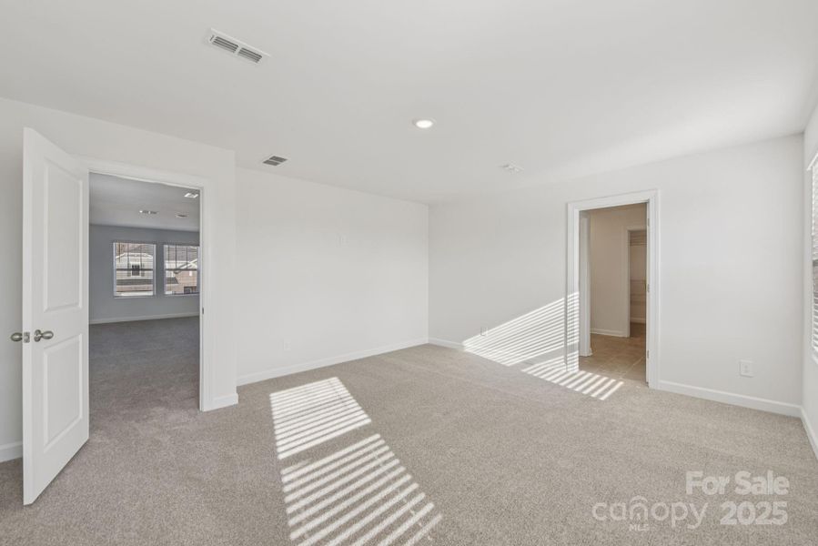 Spacious, unfurnished interior of a new home in Nelson's Creek, Mocksville (Image 18).