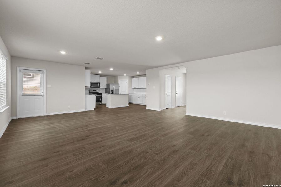 Spacious, unfurnished interior of a new home in Stonehill, San Antonio (Image 17).