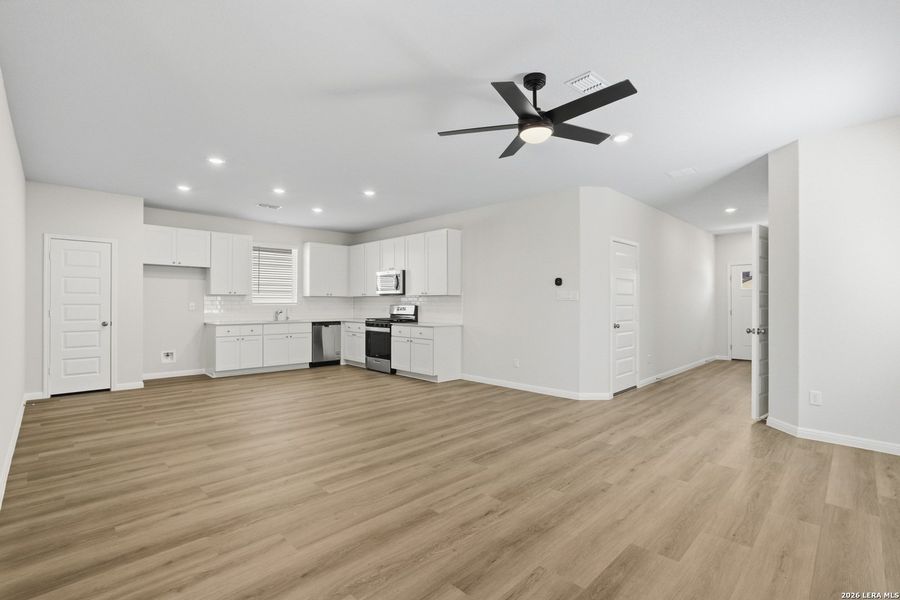 Spacious, unfurnished interior of a new home in Timber Creek, San Antonio (Image 16). Spacious, unfurnished interior of a new home in Timber Creek, San Antonio (Image 16).