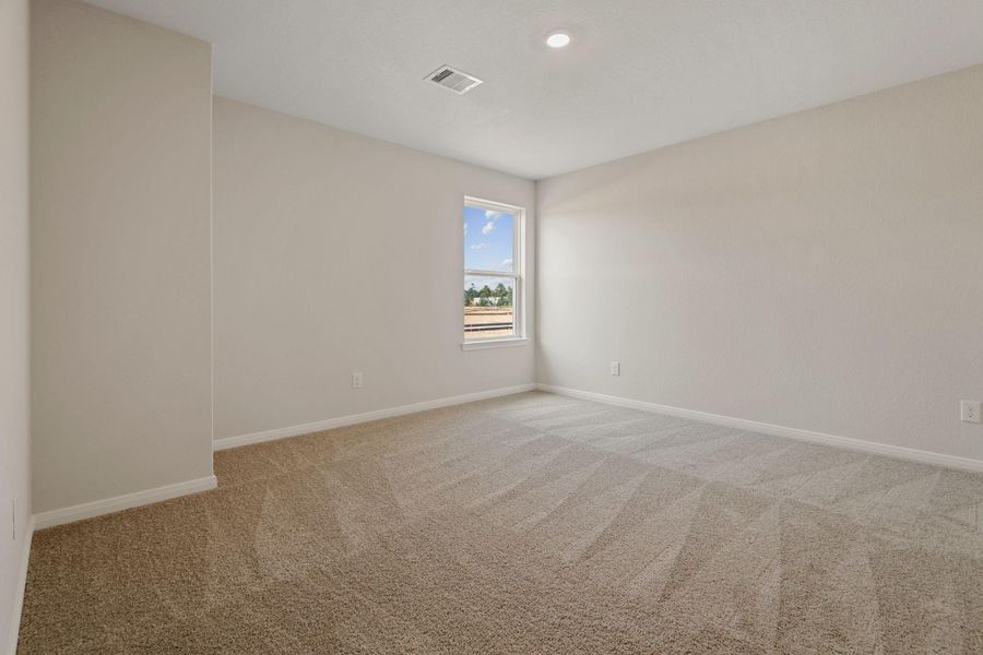 Spacious, unfurnished interior of a new home in Sweetwater Ridge, Conroe (Image 22).