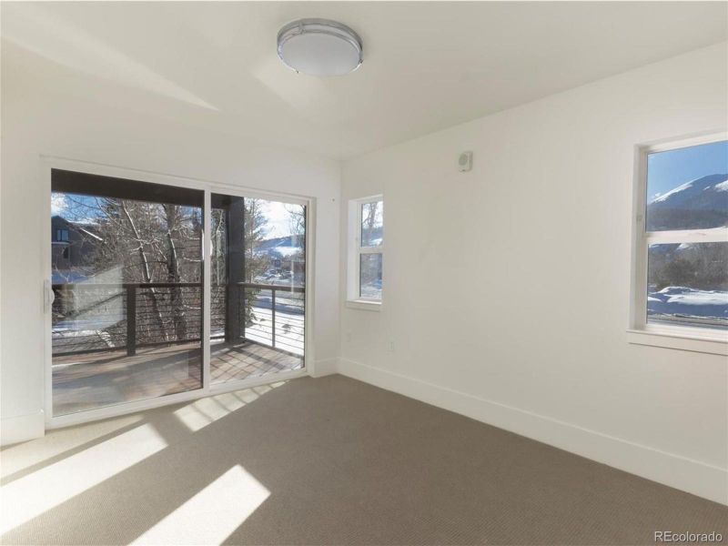 Spacious, unfurnished interior of a new home in , Silverthorne (Image 9).