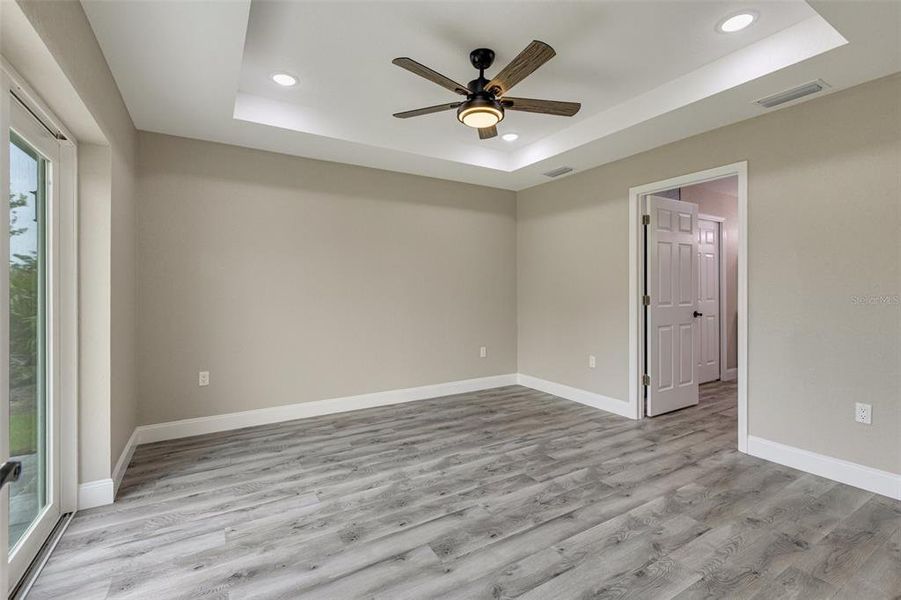 Spacious, unfurnished interior of a new home in , Rotonda West (Image 20).