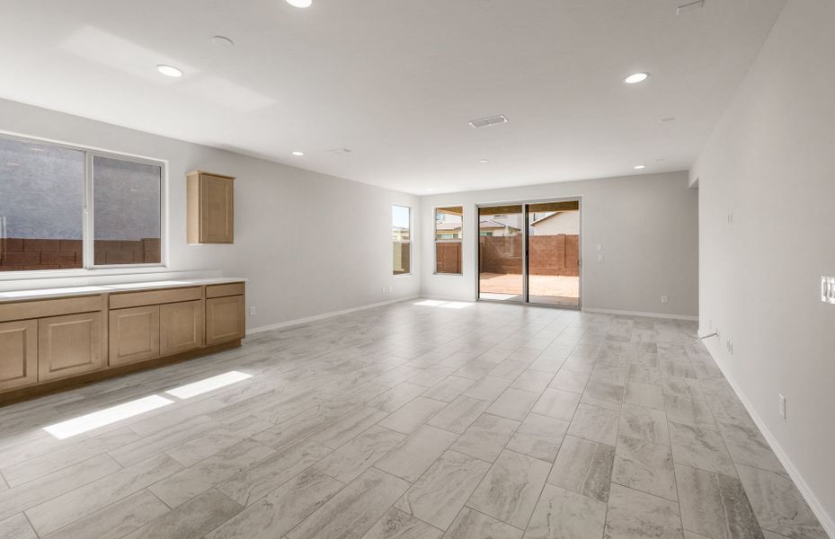 Spacious, unfurnished interior of a new home in Artisan at Asante, Surprise (Image 18).