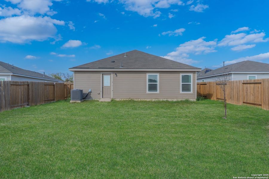 Exterior details and patio area of a home in Luckey Ranch, San Antonio (Image 4).