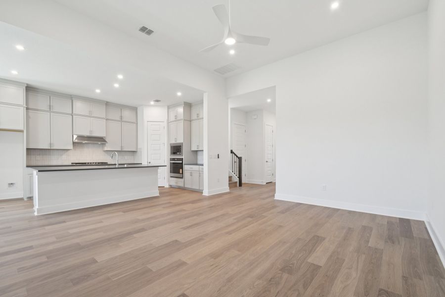 Spacious, unfurnished interior of a new home in Persimmon, Buda (Image 9).