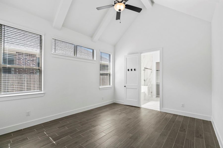 Spacious, unfurnished interior of a new home in Meridiana, Iowa Colony (Image 20).