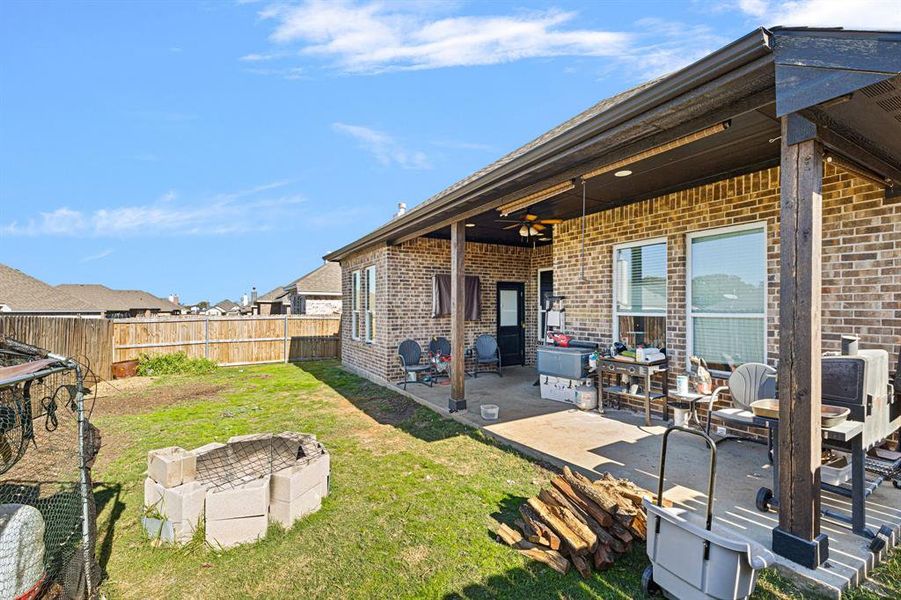 View of yard featuring ceiling fan and a patio area