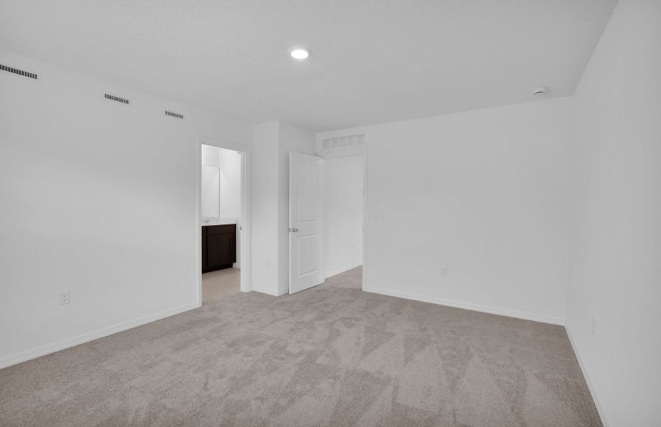Spacious, unfurnished interior of a new home in Normandy Pines, Jacksonville (Image 16).