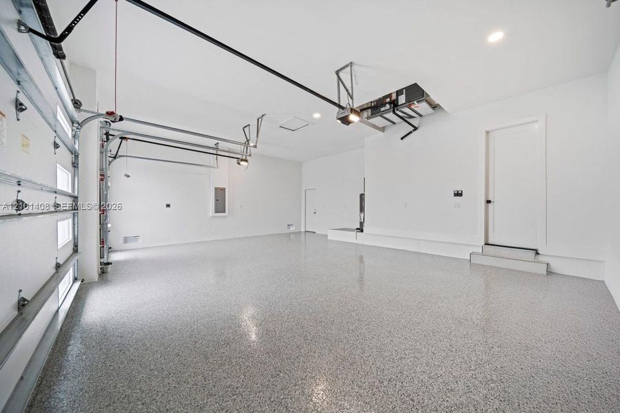 Spacious, unfurnished interior of a new home in , Cape Coral (Image 24).