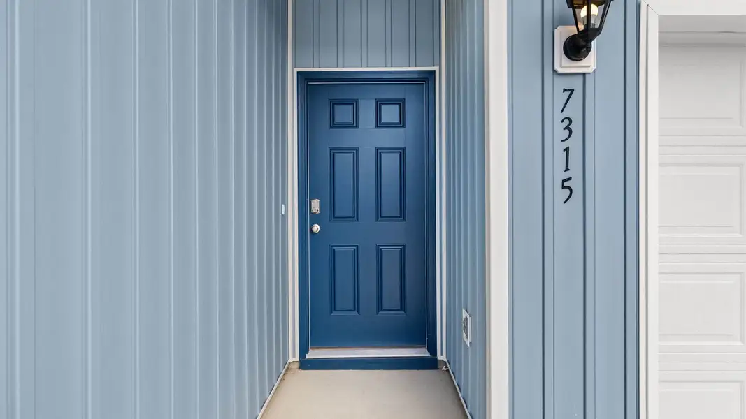Exterior details and patio area of a home in Liberty, Panama City (Image 3).