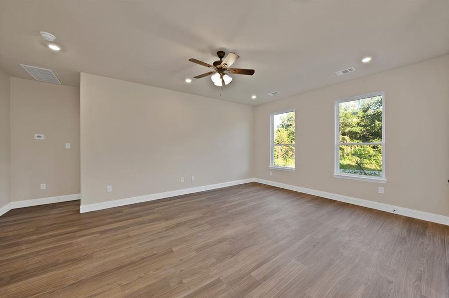 Spacious, unfurnished interior of a new home in , Granbury (Image 20).