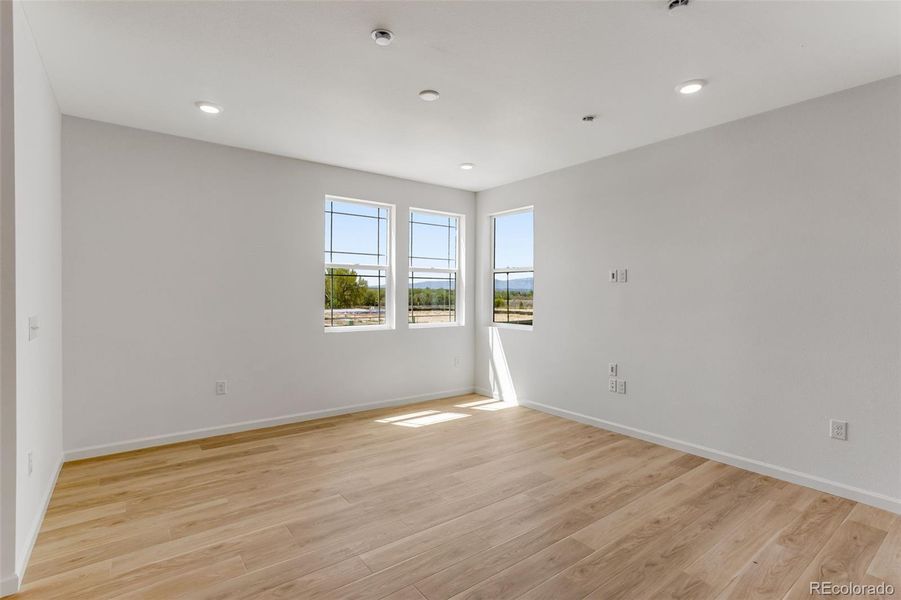Spacious, unfurnished interior of a new home in Sugar Mill Village, Longmont (Image 28).