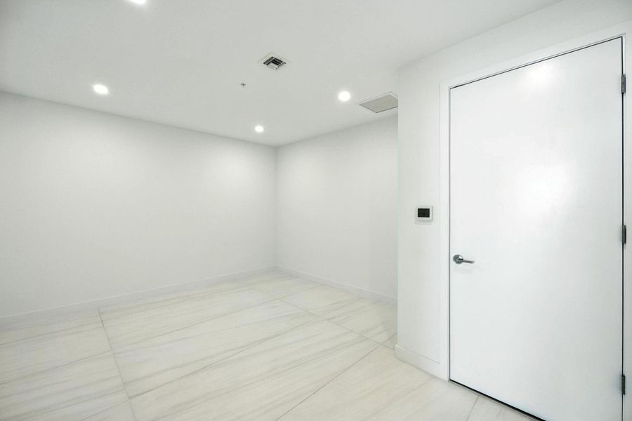 Spacious, unfurnished interior of a new home in Casamar, Pompano Beach (Image 22).