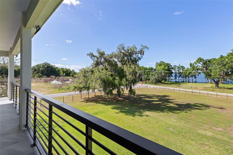 Exterior details and patio area of a home in , Thonotosassa (Image 3).