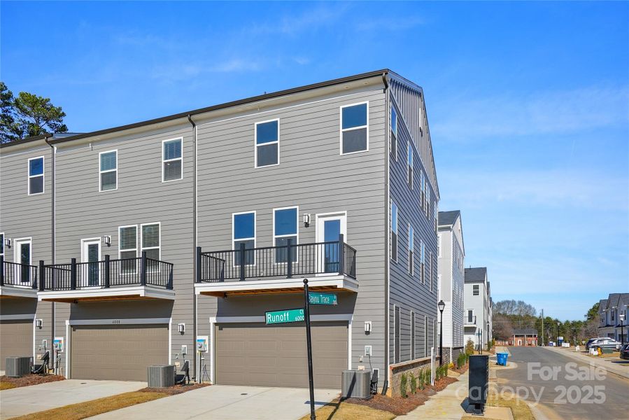 Condo located in Charlotte, NC showcasing its design and architecture (Image 7).