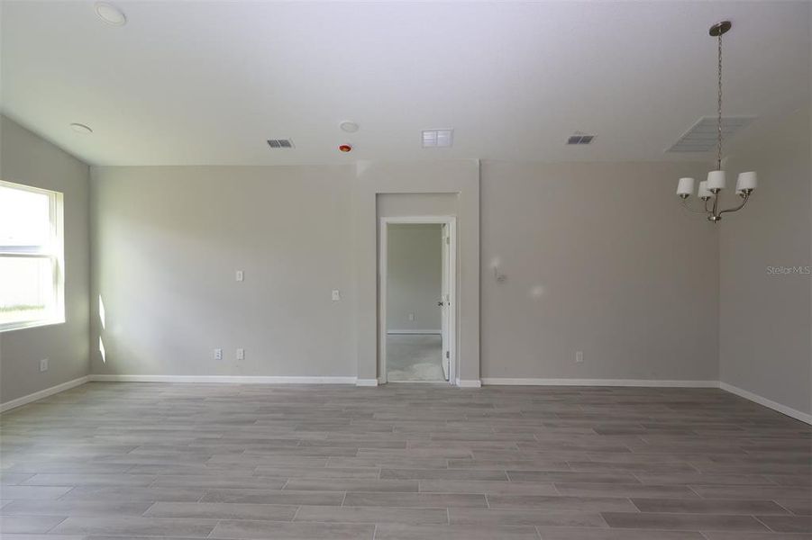 Spacious, unfurnished interior of a new home in Bay Lake Farms, St. Cloud (Image 8).