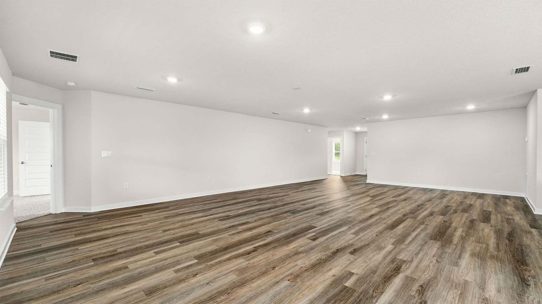 Spacious, unfurnished interior of a new home in Sunny Hills, Chipley (Image 19).