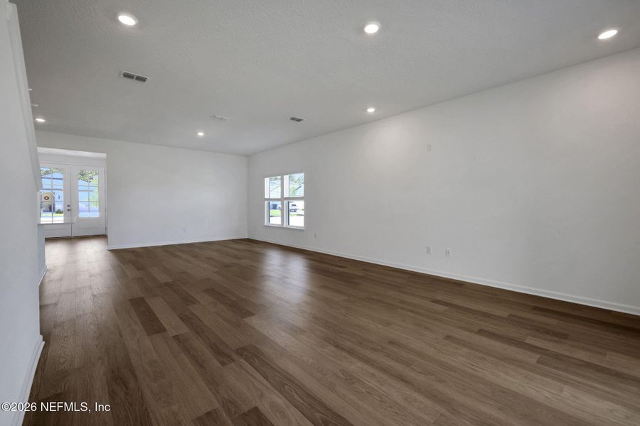 Spacious, unfurnished interior of a new home in Hyland Trail, Green Cove Springs (Image 37).