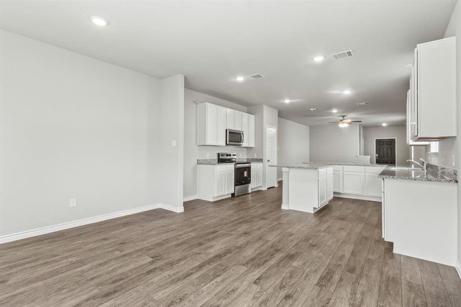 Spacious, unfurnished interior of a new home in Deer Creek, Crowley (Image 13).