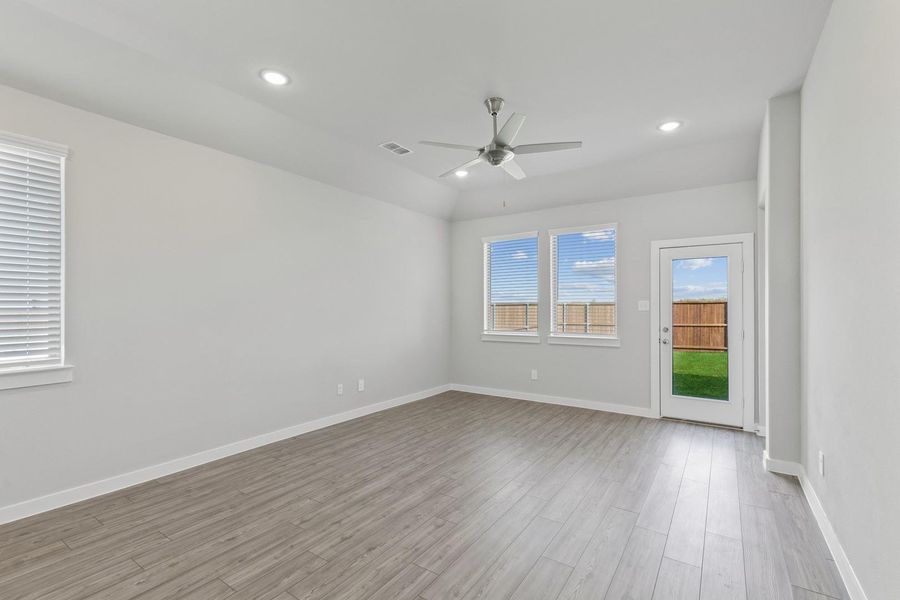 Spacious, unfurnished interior of a new home in Trinity Ranch, Elgin (Image 17).