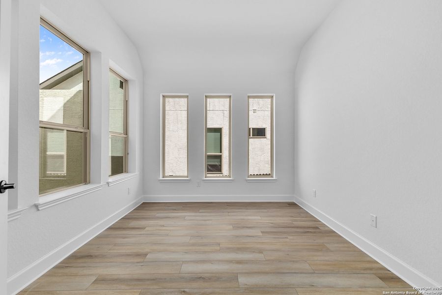 Spacious, unfurnished interior of a new home in Ventana, Bulverde (Image 26).