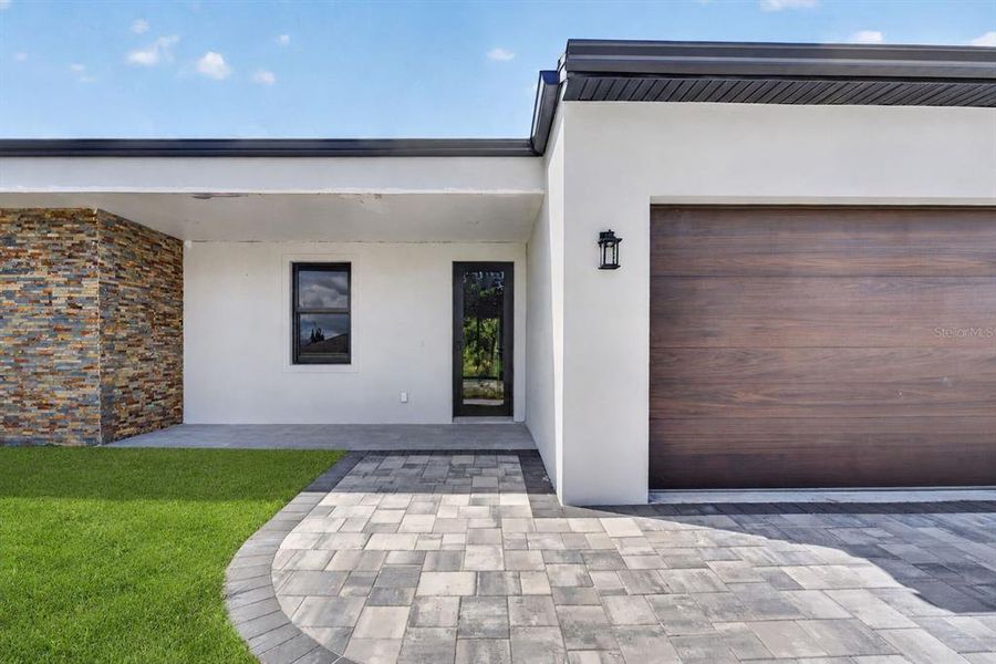 Exterior details and patio area of a home in , Port Charlotte (Image 3).