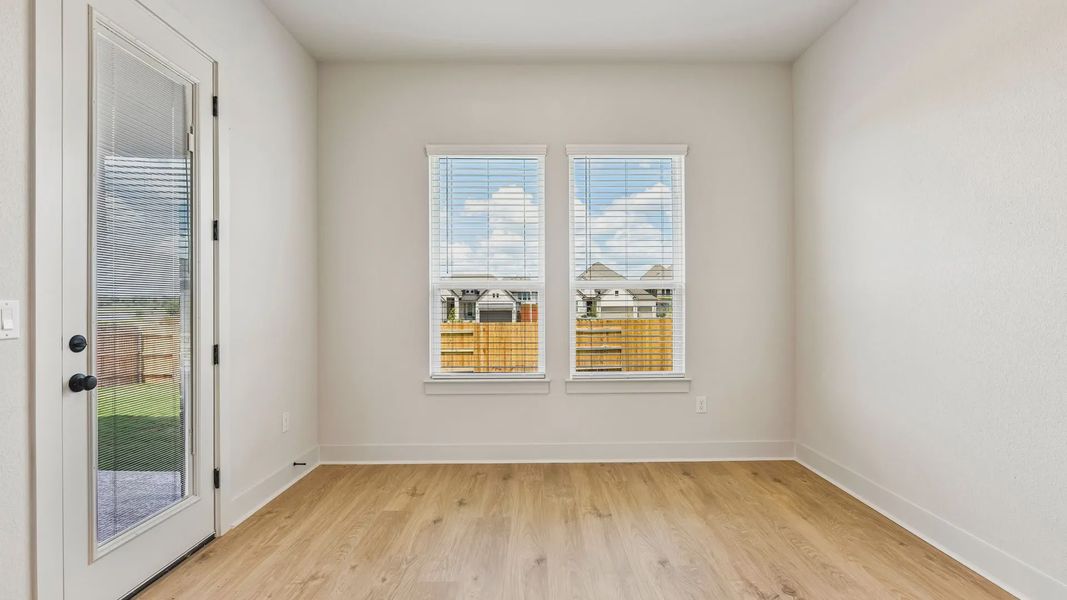 Spacious, unfurnished interior of a new home in Sunfield, Buda (Image 14).