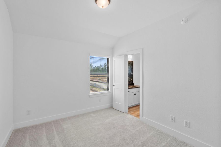 Spacious, unfurnished interior of a new home in Evergreen, Conroe (Image 13).