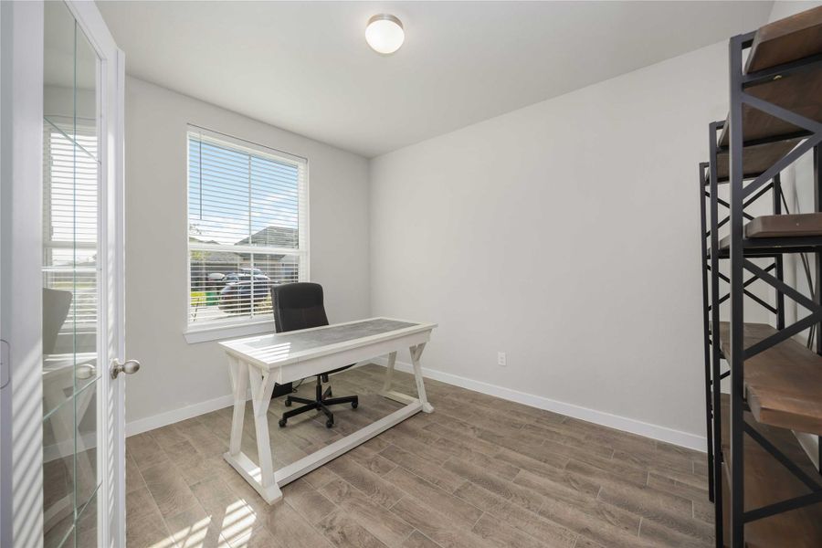 Private office at the entry with front window (ideal flex/work space). Private office at the entry with front window (ideal flex/work space).