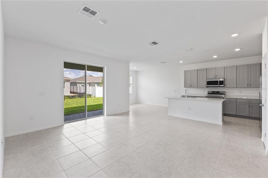 Spacious, unfurnished interior of a new home in Cypress Park Estates, Haines City (Image 9).