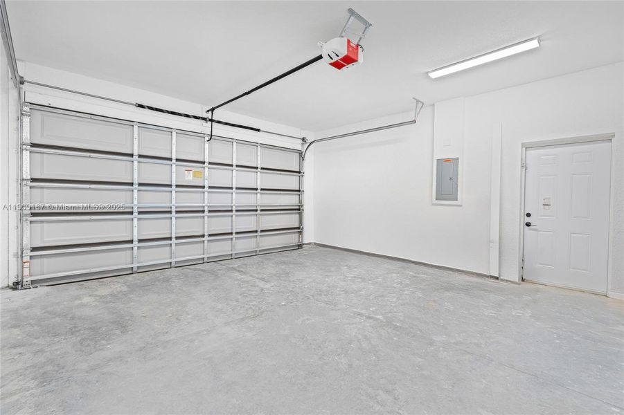 Spacious, unfurnished interior of a new home in , Cape Coral (Image 19). Spacious, unfurnished interior of a new home in , Cape Coral (Image 19).