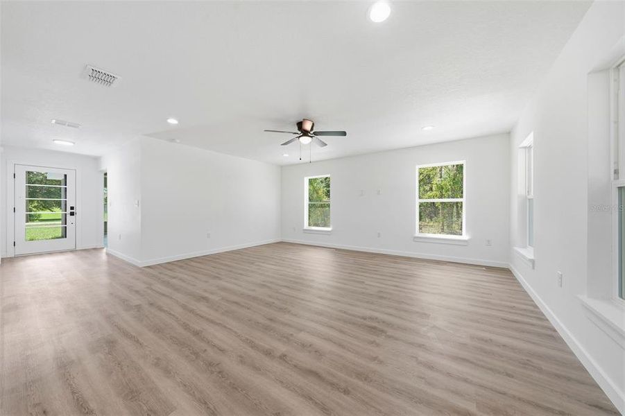 Spacious, unfurnished interior of a new home in , Dunnellon (Image 31).