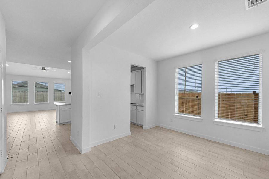 Spacious, unfurnished interior of a new home in Grand Mason Crossing, Katy (Image 16).