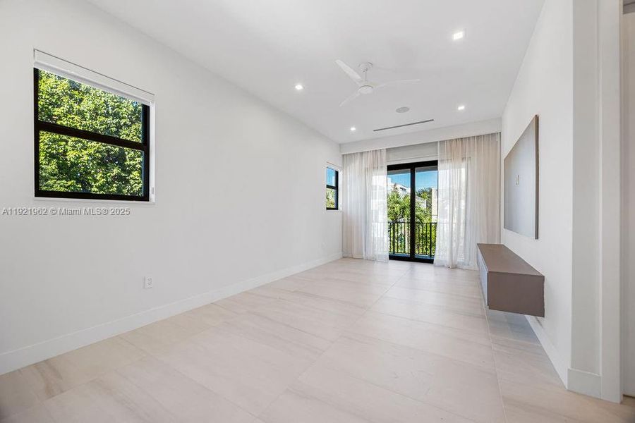 Spacious, unfurnished interior of a new home in , Fort Lauderdale (Image 28).