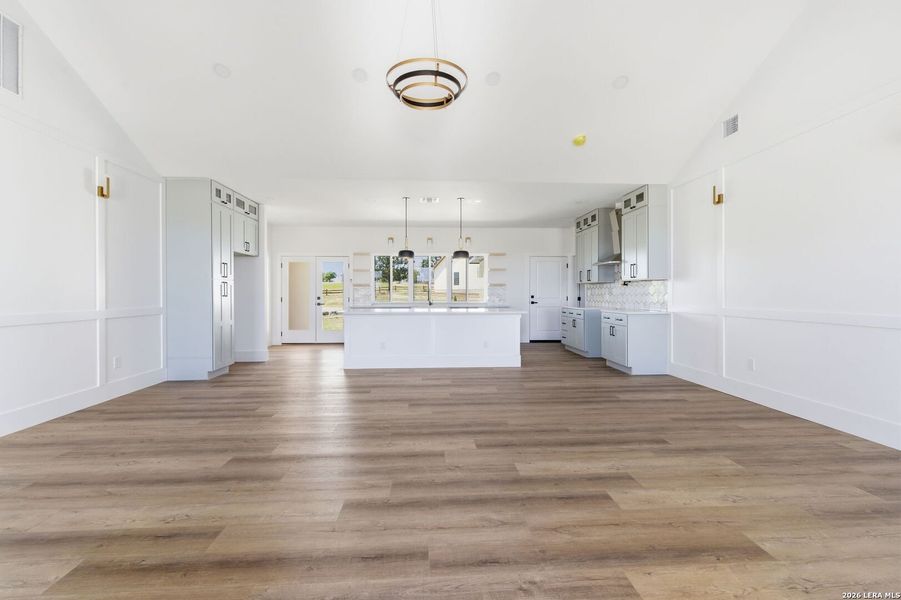 Spacious, unfurnished interior of a new home in , Bandera (Image 20).