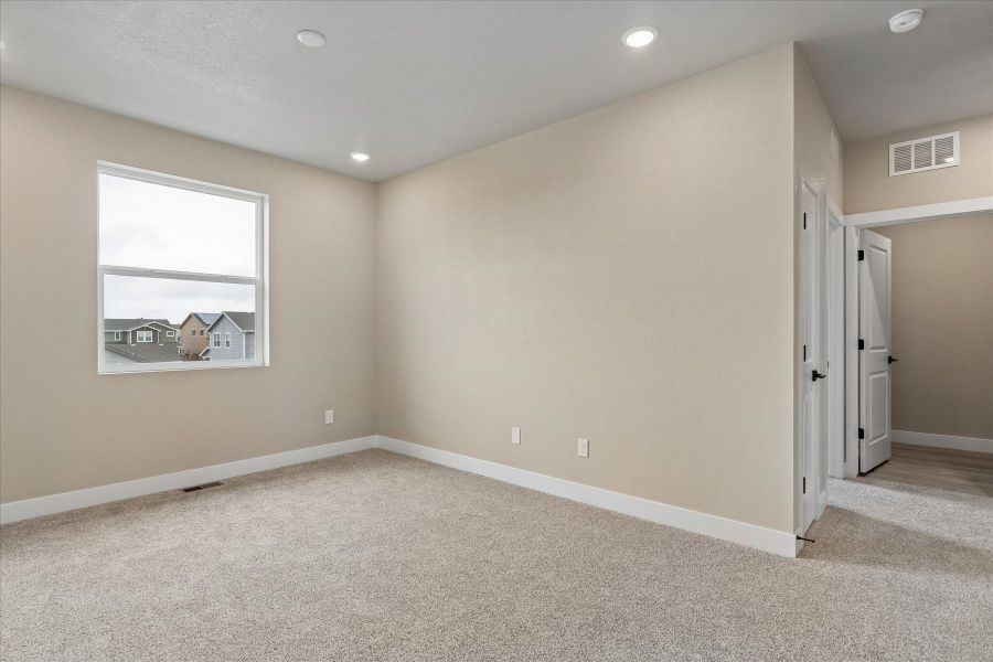 Spacious, unfurnished interior of a new home in Aspen Meadows-4, Colorado Springs (Image 19).