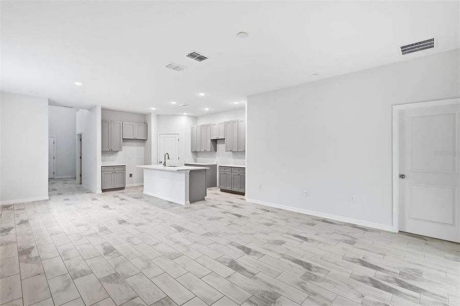 Spacious, unfurnished interior of a new home in , Altamonte Springs (Image 42).
