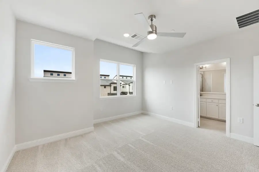 Spacious, unfurnished interior of a new home in Ten Mile Creek, Celina (Image 39).