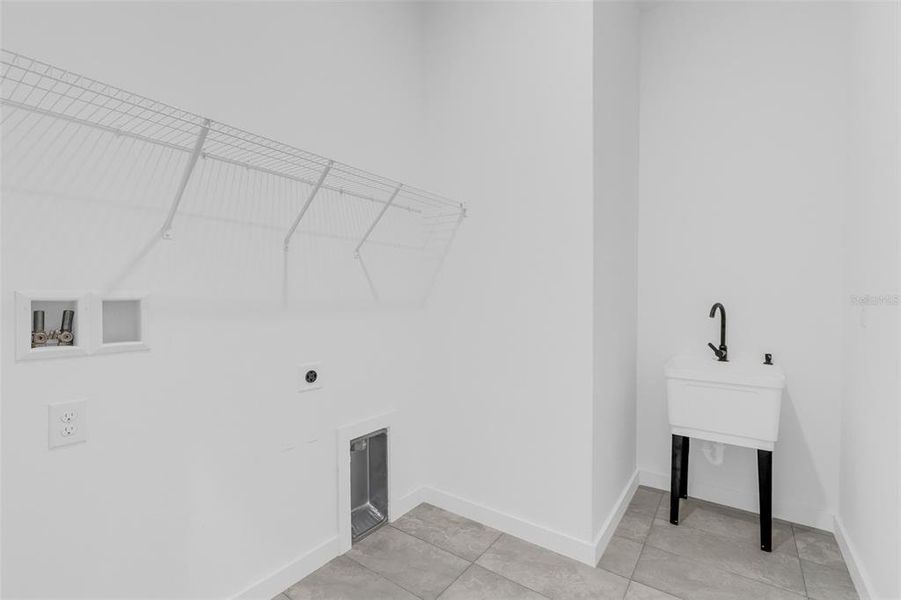Spacious, unfurnished interior of a new home in , Citrus Springs (Image 31).