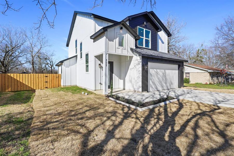 View of front of house featuring a garage