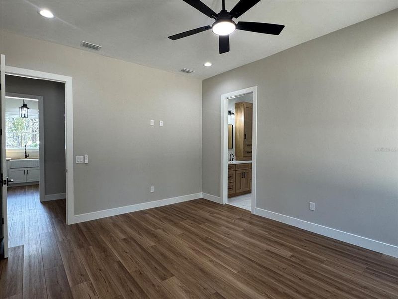 Spacious, unfurnished interior of a new home in , Chiefland (Image 26).